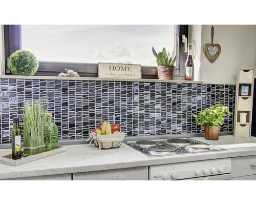 Keukenscène met mozaïektegels, decoratie en kookplaat