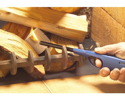 Persoon steekt brandhout aan met een aansteker