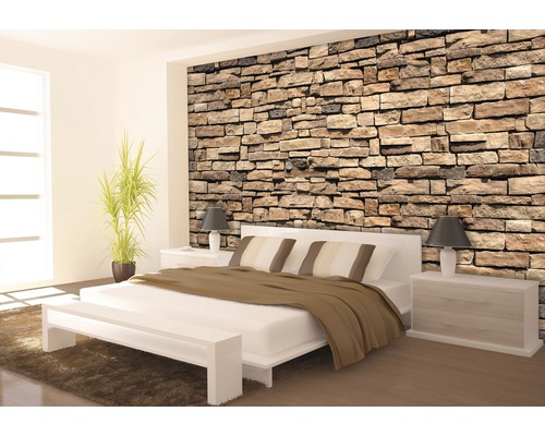 Moderne slaapkamer met stenen behang, wit bed en nachtkastjes