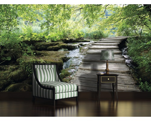 Fotobehang met bospad en beek in woonkamer met fauteuil en tafel