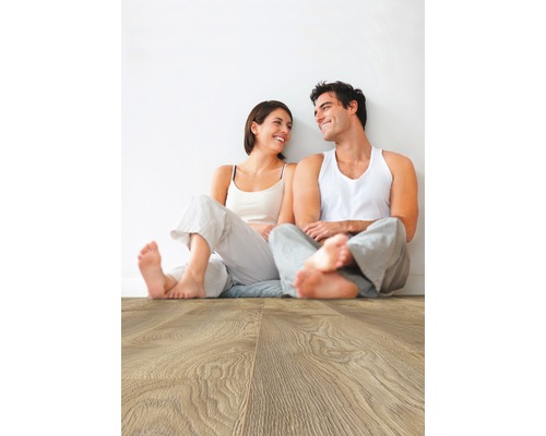 Lichte laminaatvloer in woonkamer met stel