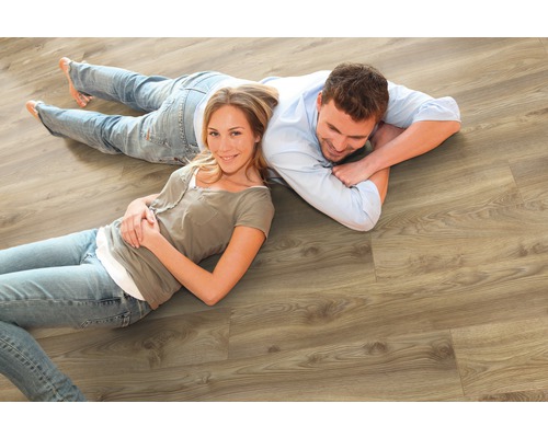 Een paar ligt op een lichte houten laminaatvloer.