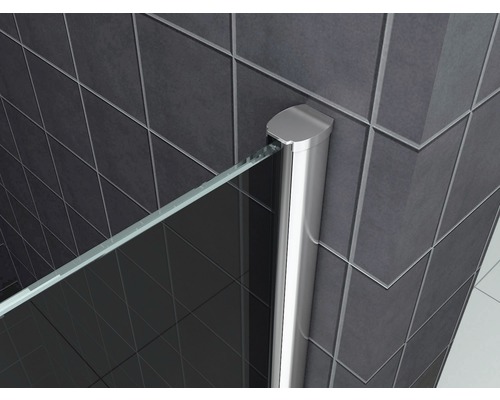 Detailopname van een douchecabine met glazen wand en metalen frame