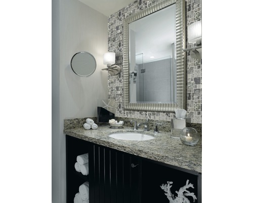 Badkamer met spiegel, wastafel, wastafelonderkast en mozaïektegels