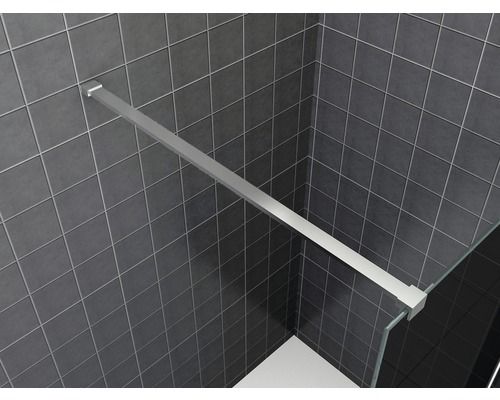 Detailopname van een douchecabine met stabilisatiestang tegen betegelde wanden