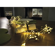 Tafeldecoratie met lichtsnoer, glas en servies