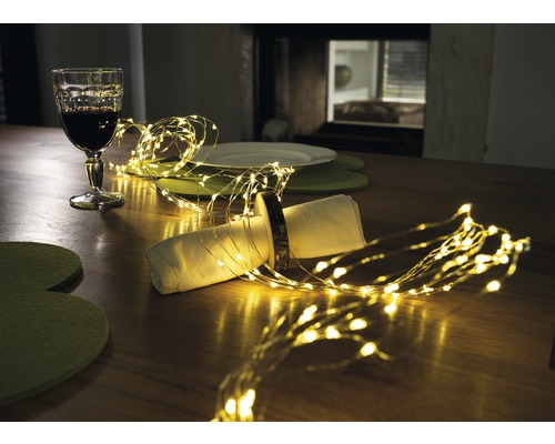 Tafeldecoratie met lichtsnoer, glas en servies