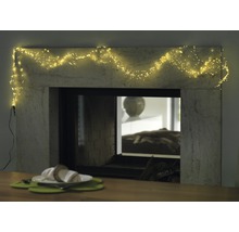 Decoratieve open haard met lichtsnoer en gedekte tafel voor een gezellige sfeer