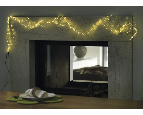 Decoratieve open haard met lichtsnoer en gedekte tafel voor een gezellige sfeer