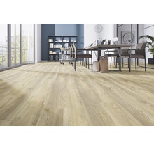 Lichte kantoorruimte met lichte houten vloer, bureau en rekken