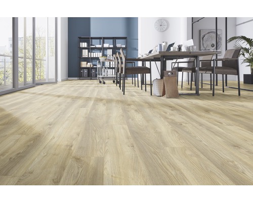 Lichte kantoorruimte met lichte houten vloer, bureau en rekken