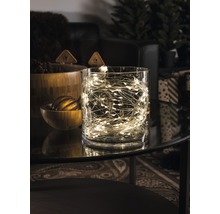 Decoratieve lichtslinger in een glazen pot op een tafel