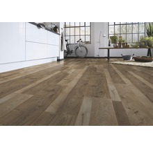 Lichte ruimte met laminaatvloer in houtlook, keukenblok, fiets en decoratie