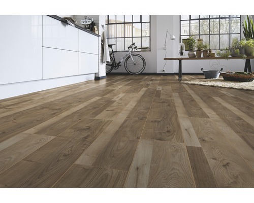 Lichte ruimte met laminaatvloer in houtlook, keukenblok, fiets en decoratie