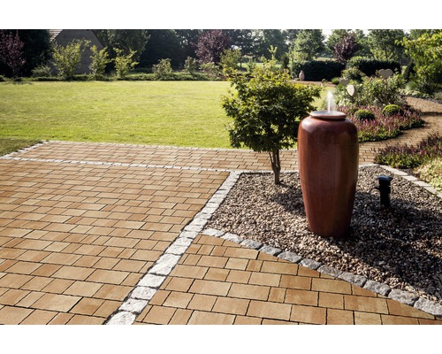 Tuin met bestrating, fontein en gazon