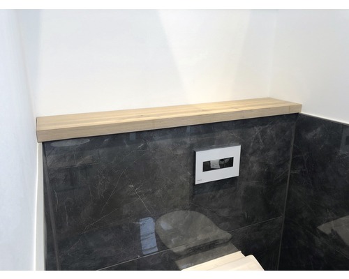 Badkamer met ingebouwd toiletreservoir, bedieningspaneel en houten plank