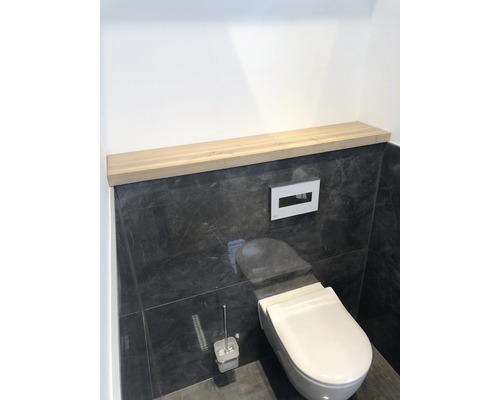 Moderne badkamer met hangtoilet, inbouwreservoir en houten plank