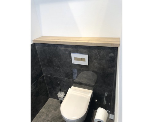 Moderne badkamer met toilet, spoelbak en opbergruimte