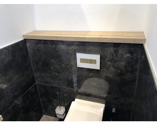 Moderne badkamer met toilet, bedieningspaneel en plank