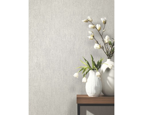 Kameropstelling met patroonbehang, tafel en vazen met bloemen