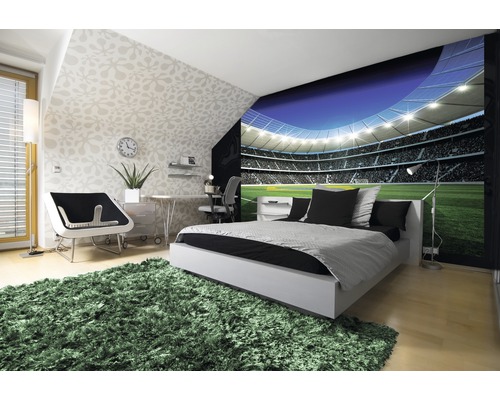 Slaapkamer met fotobehang van een voetbalstadion, bed, bureau en tapijt