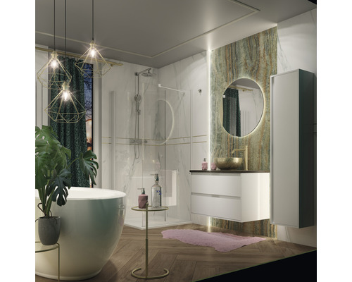 Badkamer met bad, douche, wastafel, spiegel en kast voor een stijlvolle ambiance.