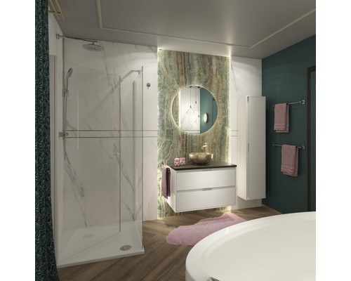 Badkamer met douche, wastafel, spiegel en handdoekrek voor een stijlvolle inrichting