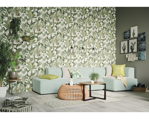 Woonkamer met hoekbank, salontafels en botanisch behang