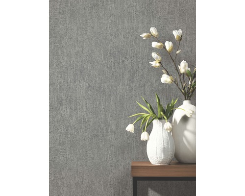 Decoratief grijs behang met twee vazen en bloemstuk op een plank