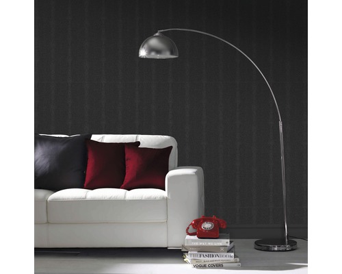 Woonkamer met booglamp, bank en decoratieve elementen voor een stijlvolle sfeer