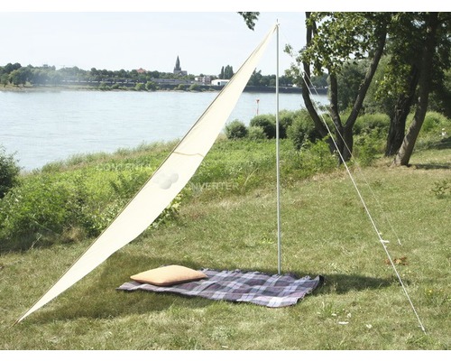 Driehoekig zonnescherm met spanbanden op een picknickkleed in de buitenlucht
