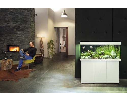 Woonkamer met open haard, zitje en aquarium met onderkast