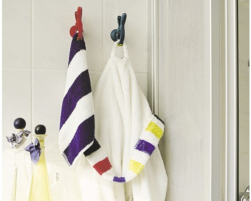 Badkamer met handdoeken aan haken