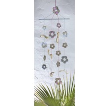 Decoratieve mobile met bloemelementen en natuurlijke stukken hout