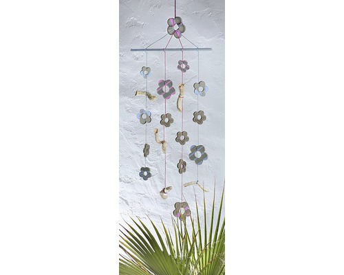 Decoratieve mobile met bloemelementen en natuurlijke stukken hout