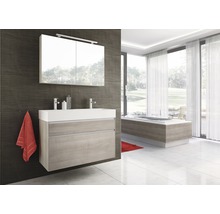 Moderne badkamer met wastafel, spiegelkast en bad in een helder en ruimtelijk ontwerp