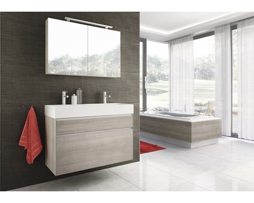 Moderne badkamer met wastafel, spiegelkast en bad in een helder en ruimtelijk ontwerp