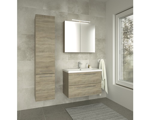 Badkamer met wastafelonderkast, spiegelkast, hoge kast en handdoek