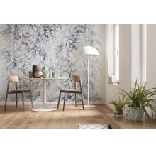Woonkamer met fotobehang met plantenmotieven, eettafel en stoelen.