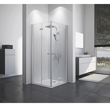Lichte badkamer met hoekdouche, wastafel en raam