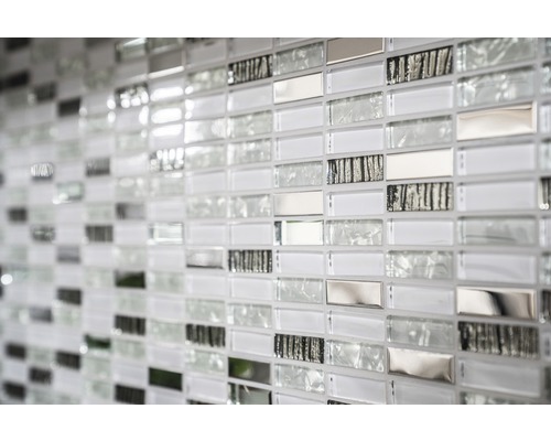 Mozaïektegel met glas-, metaal- en steendecoratie