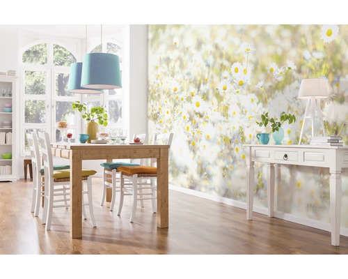 Eetkamer met eettafel, stoelen, bloemenfotobehang en decoraties