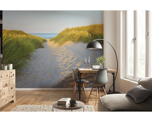Woonkamer met foto van een zandpad naar de zee op fotobehang