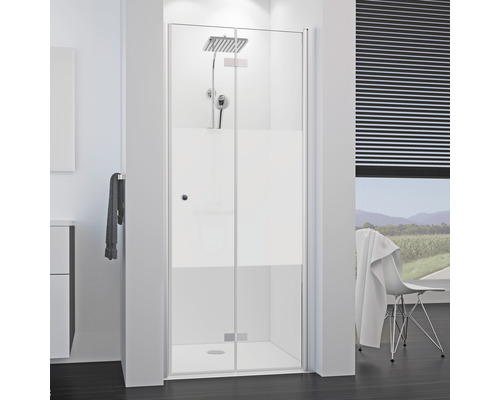 BREUER Nis vouwdeur Elana 8 scharnierzijde rechts matglas decor 90x200 cm chroom Inloopdouche met helder glas en gedeeltelijke privacyfolie in een lichte badkamer.