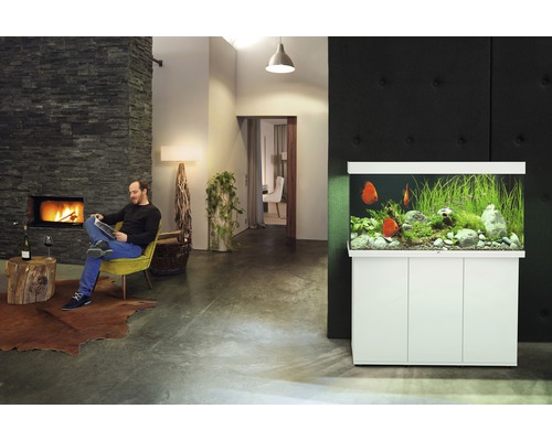 Moderne woonkamer met aquarium, open haard en lezende man