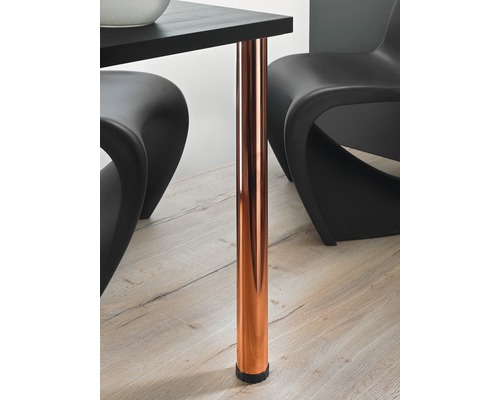 Detailopname van een metalen tafelpoot onder een tafel