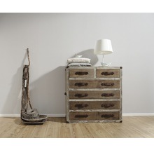 Kast met zes laden, lamp en decoratie in kamer