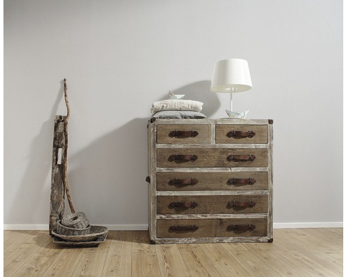 Kast met zes laden, lamp en decoratie in kamer