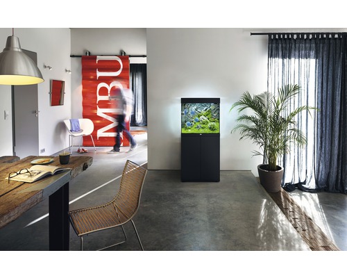 Woonkamer met aquarium op onderkast, tafel, stoel en kamerplant