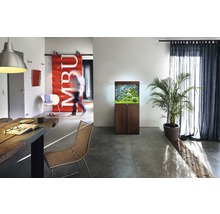 Woonkamer met aquarium op kast, tafel, stoel en gordijnen